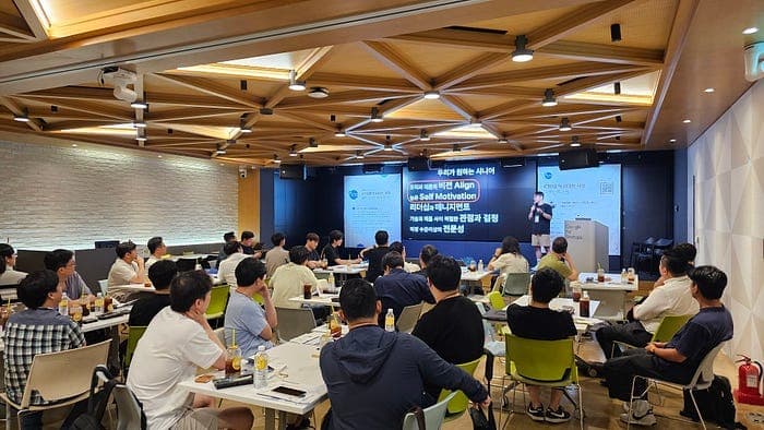 우리가 원하는 시니어 슬라이드 앞에서 연사가 발표하고 참여자들이 듣는 2회차 행사장