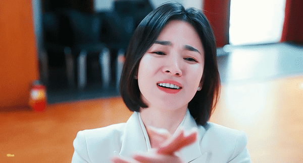 흰 재킷을 입은 단발머리 여성이 웃으며 손뼉을 치는 움짤