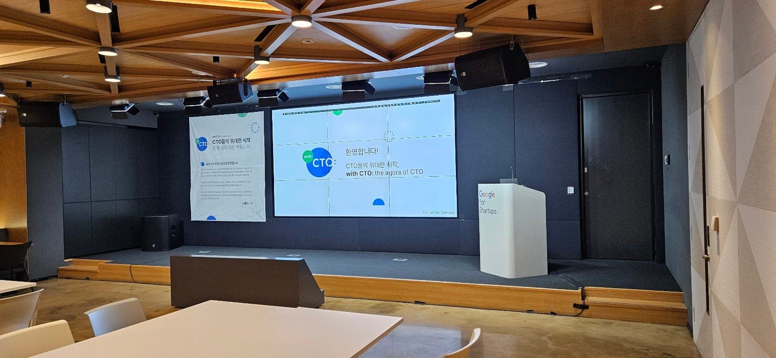 '환영합니다! CTO들의 위대한 시작' 화면이 켜진 Google for Startups 무대