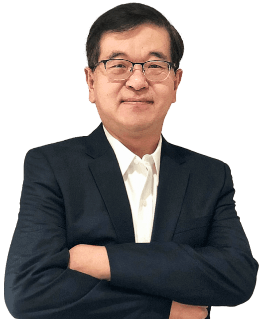 팔짱을 낀 정장 차림의 업젠 한기용 대표 프로필 사진